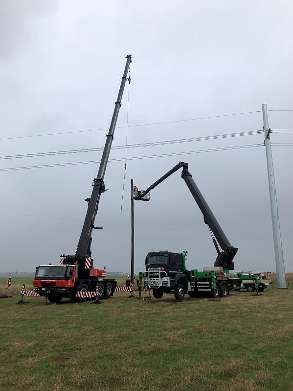 Pick-up truck-mounted cherry picker