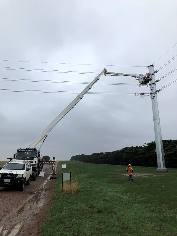 Lifting platform with cherry pickers