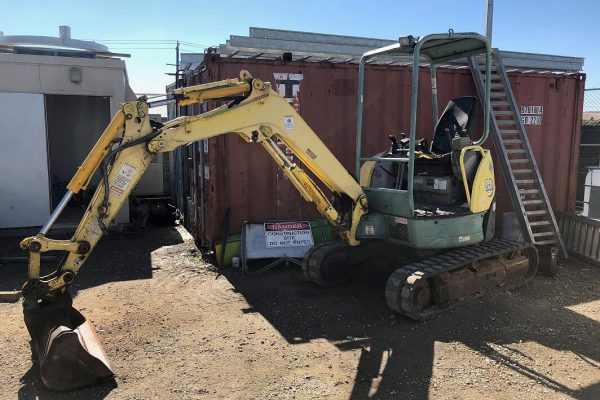 Engineering device for digging holes