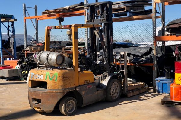 Equipment for moving and lifting pallets