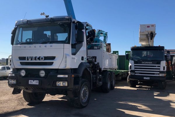 Trailer mounted cherry picker elevating work platform