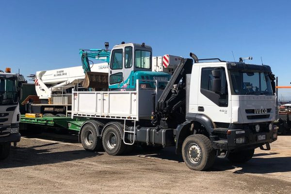 Transportable cherry picker attached on a trailer