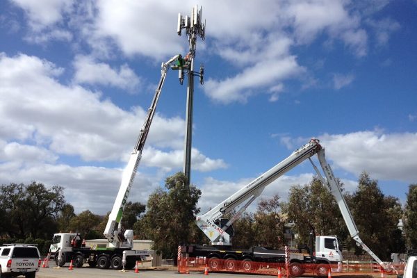 Pick-up truck-mounted cherry picker