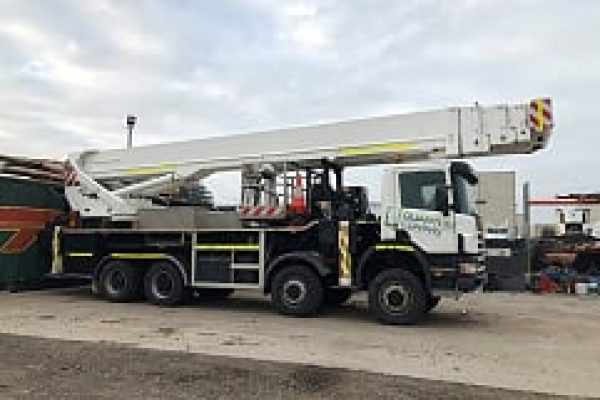 Cherry picker mounted on a vehicle