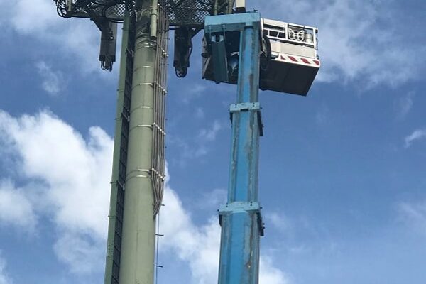 Lifting platform with cherry pickers