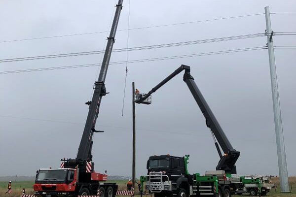 Pick-up truck-mounted cherry picker