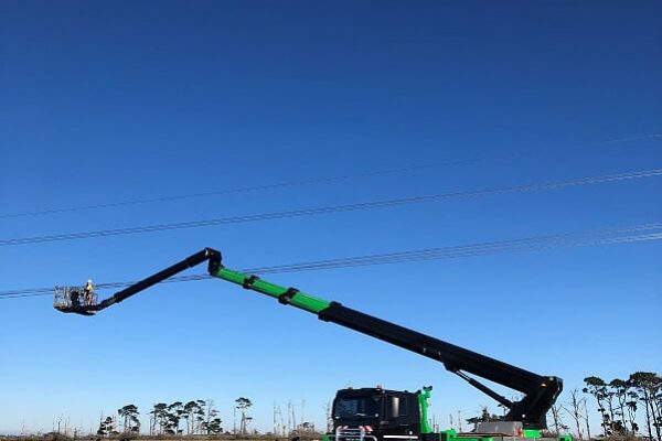 cherry picker machine elevated work platform