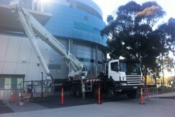 Vehicle-mounted cherry picker