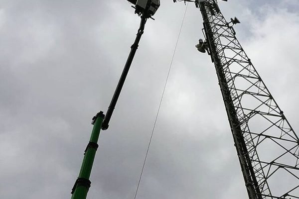 pick-up truck-mounted cherry-picker